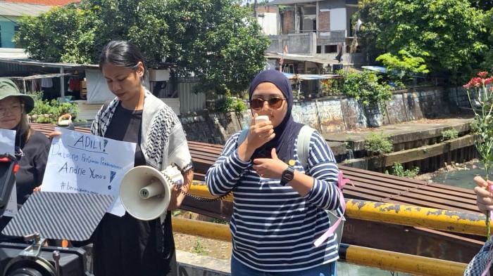 SOLIDARITAS ANDRIE YUNUS - Mantan Koordinator KontraS, Fatia Maulidiyanti (kanan), saat berorasi di jembatan Jalan Talang, Salemba, Jakarta Pusat, Minggu (12/4/2026). Lokasi ini merupakan titik terjadinya penyiraman air keras terhadap Wakil Koordinator KontraS, Andrie Yunus.