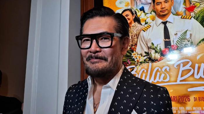 BERSIAP JADI KAKEK- Aktor Ferry Salim akan segera memiliki cucu dari pernikahan putra sulungnya Brandon Salim dan Dhika Himawan, Ferry Salim di kawasan Cikini Jakarta Pusat, Selasa (27/1/2026).