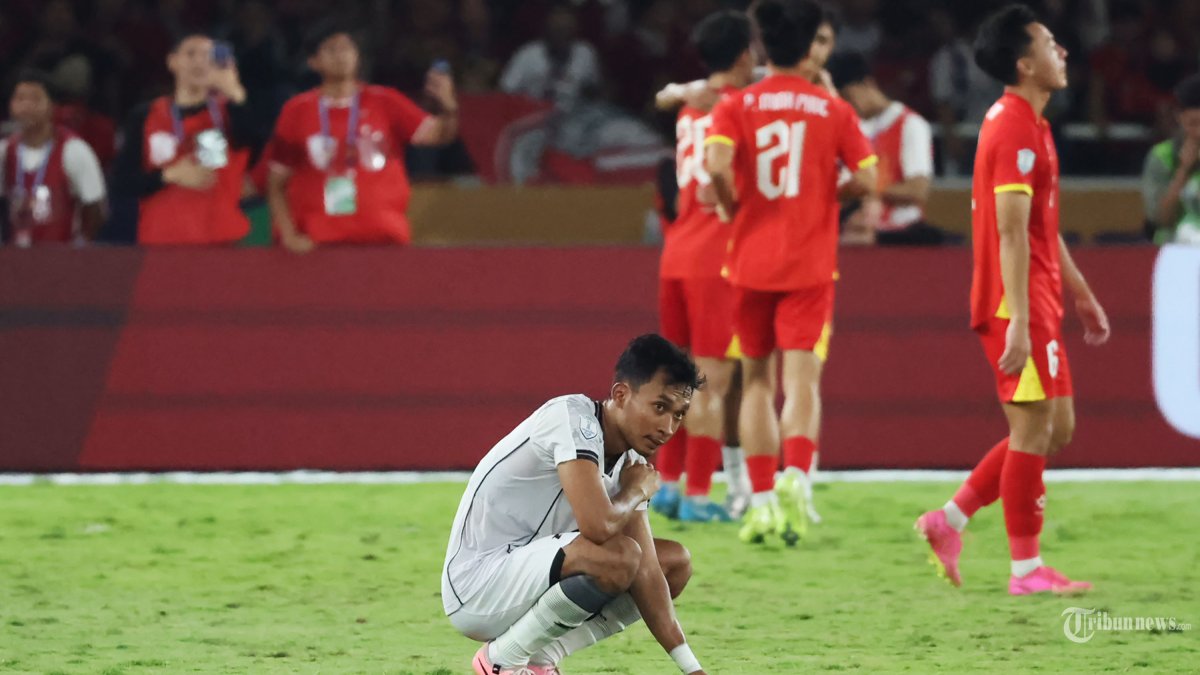 FINAL AFF U23 - Pesepak bola Timnas U-23 Indonesia terlihat lesu usai dikalahkan Timnas Vietnam di final piala AFF U-23 di Stadion Utama Gelora Bung Karno (SUGBK), Jakarta, Selasa (29/7/2025). Vietnam mengalahkan Timnas U23 Indonesia dengan skor tipis 1-0. Foto diambil menggunakan kamera Canon EOS R1 dengan lensa RF 100-500mm. TRIBUNNEWS/HERUDIN