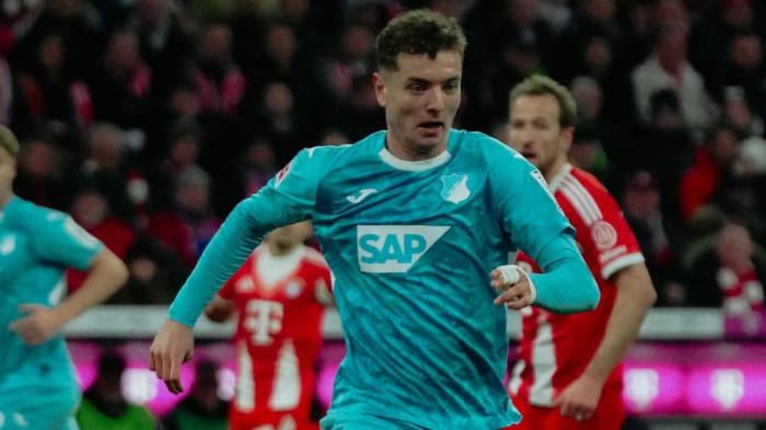 Fisnik Asllani menggiring bola