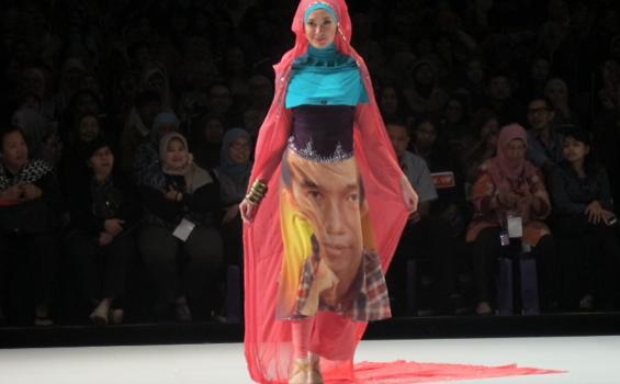 Foto Besar Jokowi Sedang Senyum Nempel di Rok Bagian Depan Sang Model
