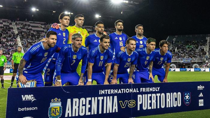 FOTO BERSAMA- Foto bersama para pemain timnas Argentina sebelum pertandingan melawan Puerto Rico.