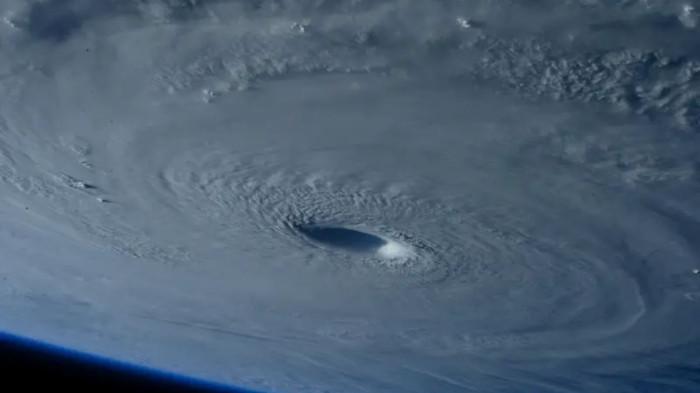 Foto dari NASA yang menunjukkan penampakan dari luar angkasa bentuk badai