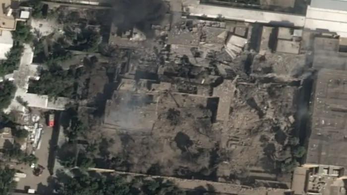 RATA TANAH - Foto lokasi Pemimpin Tertinggi Iran, Ali Khamenei berada di Teheran, Iran saat dibom jet Israel, Sabtu (28/2/2026). Tampak lokasi yang tadinya terdiri dari beberapa rata tanah setelah serangan hari Sabtu.