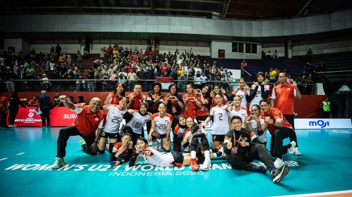 U21 INDONESIA - Foto skuad Timnas voli putri U21 Indonesia pasca-raih kemenangan 3-1 atas Kanada pada match kedua Grup A Piala Dunia Voli U21 2025 Putri di Jawa Pos Arena, Surabaya, Jawa Timur, Jumat (8/8/2025) malam WIB.