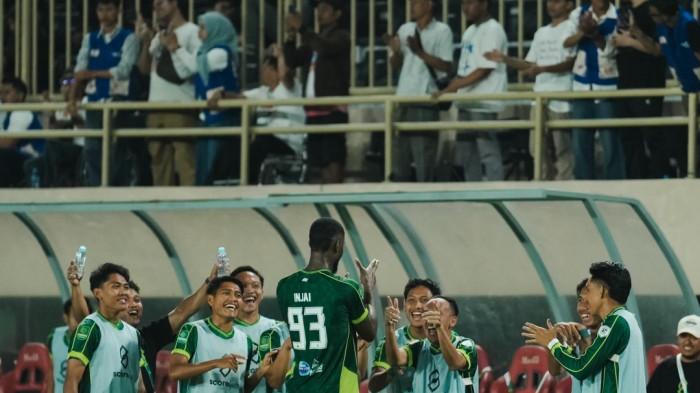 PERAYAAN GOL - Frederic Injai (tengah) berselebrasi dengan para pemain PSS Sleman setelah mencetak gol ke gawang Persiku Kudus pada pekan 25 Liga 2 2025/2026 di Stadion Maguwoharjo, Yogyakarta, Senin (20/4) malam WIB.