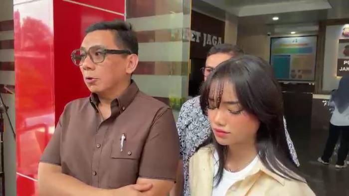 KASUS PENGGELAPAN DANA - Selebgram Fujianti Utami atau Fuji mendatangi Polres Metro Jakarta Selatan bersama kuasa hukumnya, Sandy Arifin, Senin (20/4/2026). Kedatangan Fuji diketahui terkait perkembangan kasus dugaan penipuan dan penggelapan dana endorsement yang menyeret mantan admin media sosialnya.