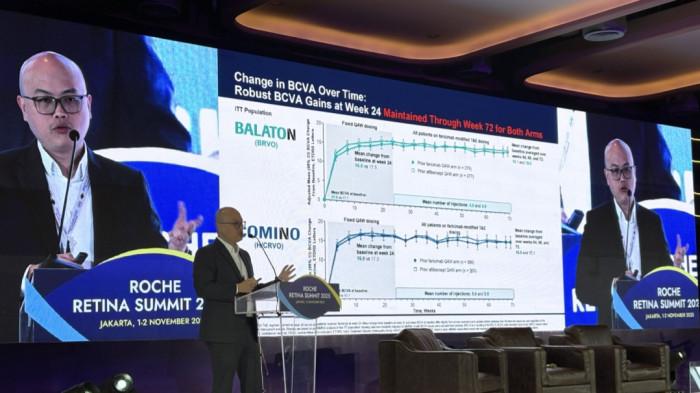 GANGGUAN PENGLIHATAN DI RI. Para ahli retina hadir dalam temu ilmiah yang membahas terobosan dalam penanganan penyakit retina dengan fokus terhadap data klinis penanganan terbaru penyakit retina. Diantaranya adalah Spesialis Bedah Retina dari Universitas Nasional Uveitis Singapura, Dr. Yuen Yew Sen yang menyoroti dampak signifikan Faricimab bagi pasien RVO (stroke mata).