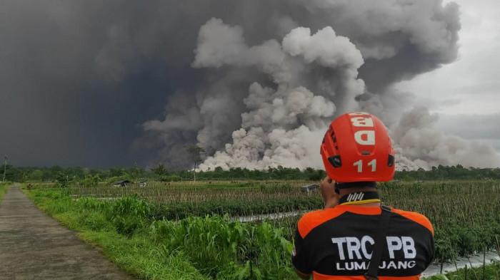 GUNUNG SEMERU ERUPSI - Gunung Semeru yang berada di perbatasan Kabupaten Lumajang dan Kabupaten Malang, Jawa Timur mengalami erupsi sore ini, Rabu (19/11/2025).