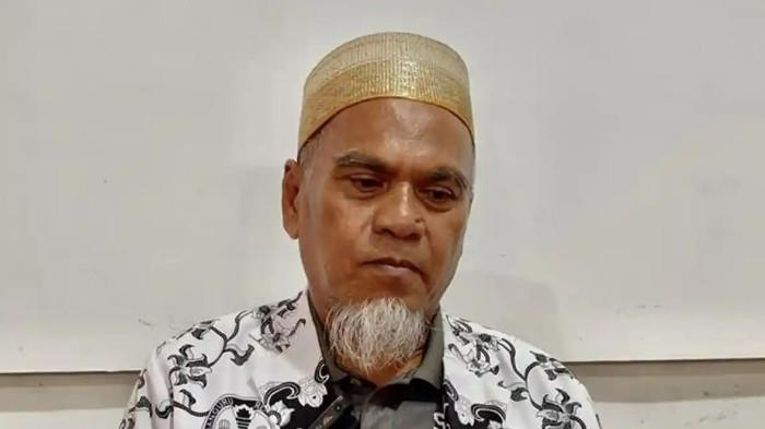 GURU DIPECAT - Guru Sosiologi SMAN 1 Luwu Utara, Abdul Muis, saat ditemui di Sekretariat PGRI Luwu Utara, Minggu (9/11/2025). Ia kecewa terhadap keputusan Gubernur Sulsel yang memberhentikannya tidak dengan hormat akibat kasus dana komite sekolah.