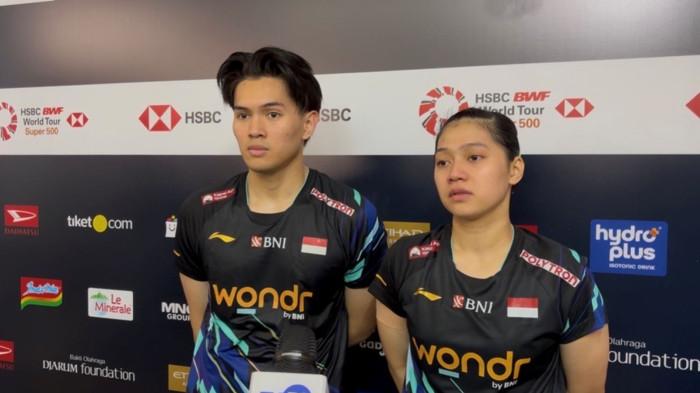 EKSPRESI KECEWA - Ganda Campuran Indonesia, Adnan Maulana/Indah Cahya Sari Jamil, tampak kecewa usai terhenti di babak perempat final Indonesia Masters 2026. Bermain di Istora Senayan, mereka kalah dramatis dari pasangan China Jiang Zhen Bang/Wei Ya Xin lewat pertandingan rubber game dengan skor 20-22, 21-14, dan 19-21, Jumat (23/1/2026). (Tribunnews/Alfarizy)