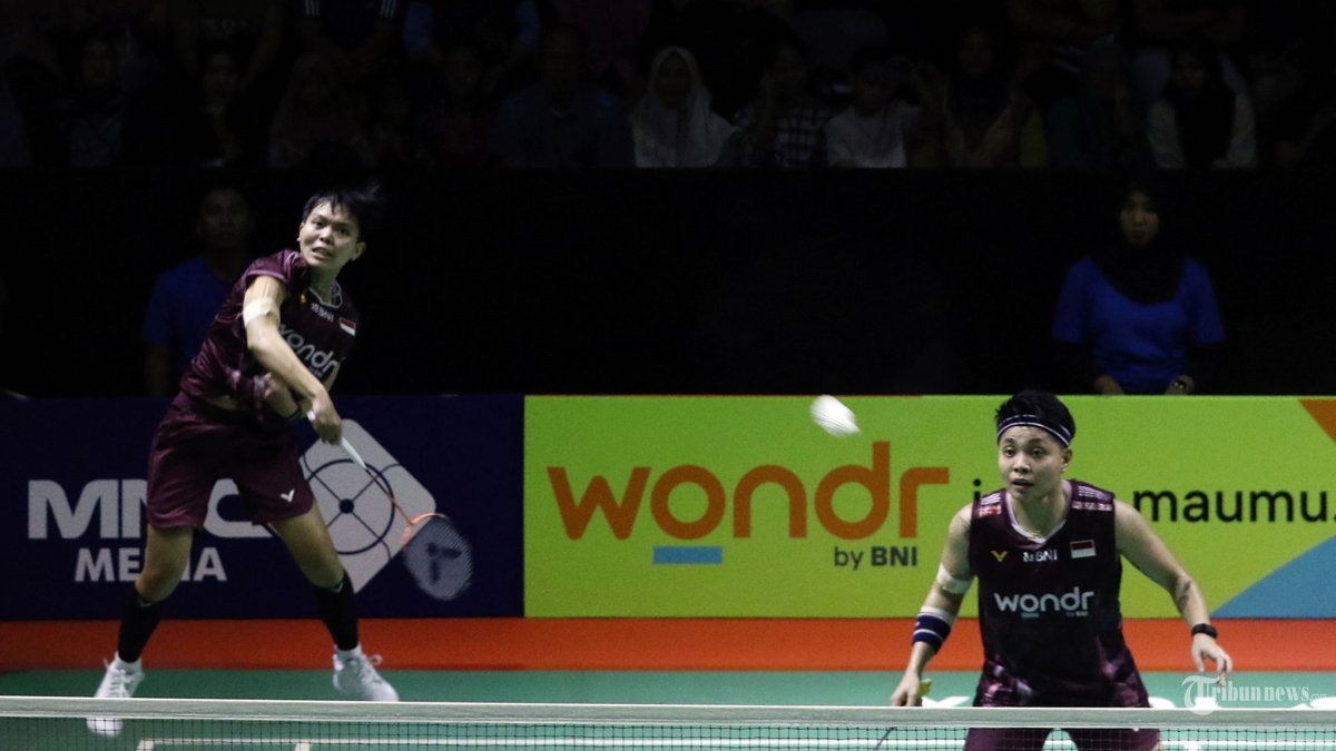 MELAJU KE SEMIFINAL - Pebulu tangkis ganda putri Indonesia Siti Ramadhanti (kiri) melakukan smash ke arah lawan pada pertandingan 8 besar Indonesia Masters II 2025, di Gor PBSI Sumut, Deliserdang, Sumatra Utara, Jumat (24/10/2025). Apriyani Rahayu dan Siti Ramadhanti berhasil melaju ke semi final setelah mengalahkan ganda putri Jepang Hinata Suzuki dan Nao Yamakita dengan dengan rubber set (18-21, 21-12, 21-17). TRIBUN MEDAN/DANIL SIREGAR