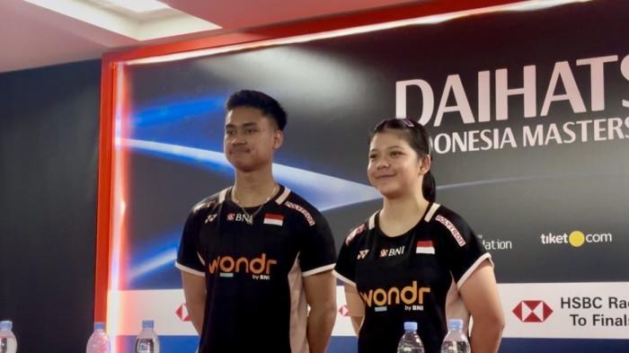 SEMRINGAH - Ganda campuran Indonesia, Jafar Hidayatullah/Felisa Albertha Nathaniel Pasaribu, semringah saat berfoto dalam sesi konferensi pers usai pertandingan perempatfinal Indonesia Masters 2026 di Istora Senayan, Jakarta, Jumat (23/1/2026). Tiket semifinal Turnamen BWF Super 500 itu digenggam usai menumbangkan unggulan nomor 4 asal Perancis, Thom Gicquel/Delphine Delrue, lewat drama rubber game dengan skor 13-21, 22-20, dan 21-16. (Tribunnews /Alfarizy)