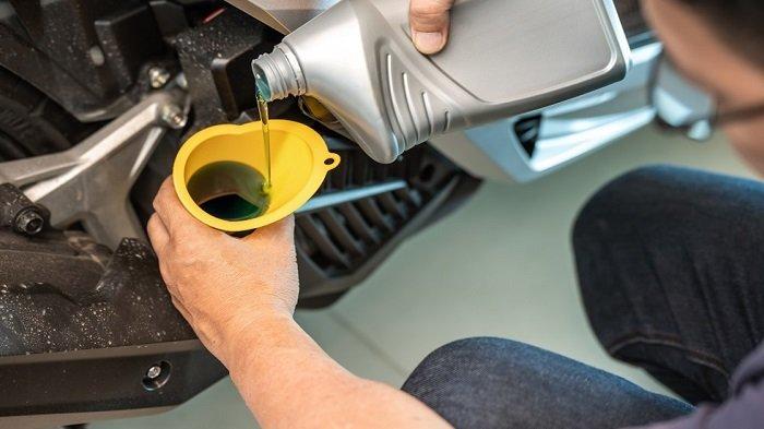 Ilustrasi Mengganti Oli Motor, Jangan Biarkan Sampai Habis.