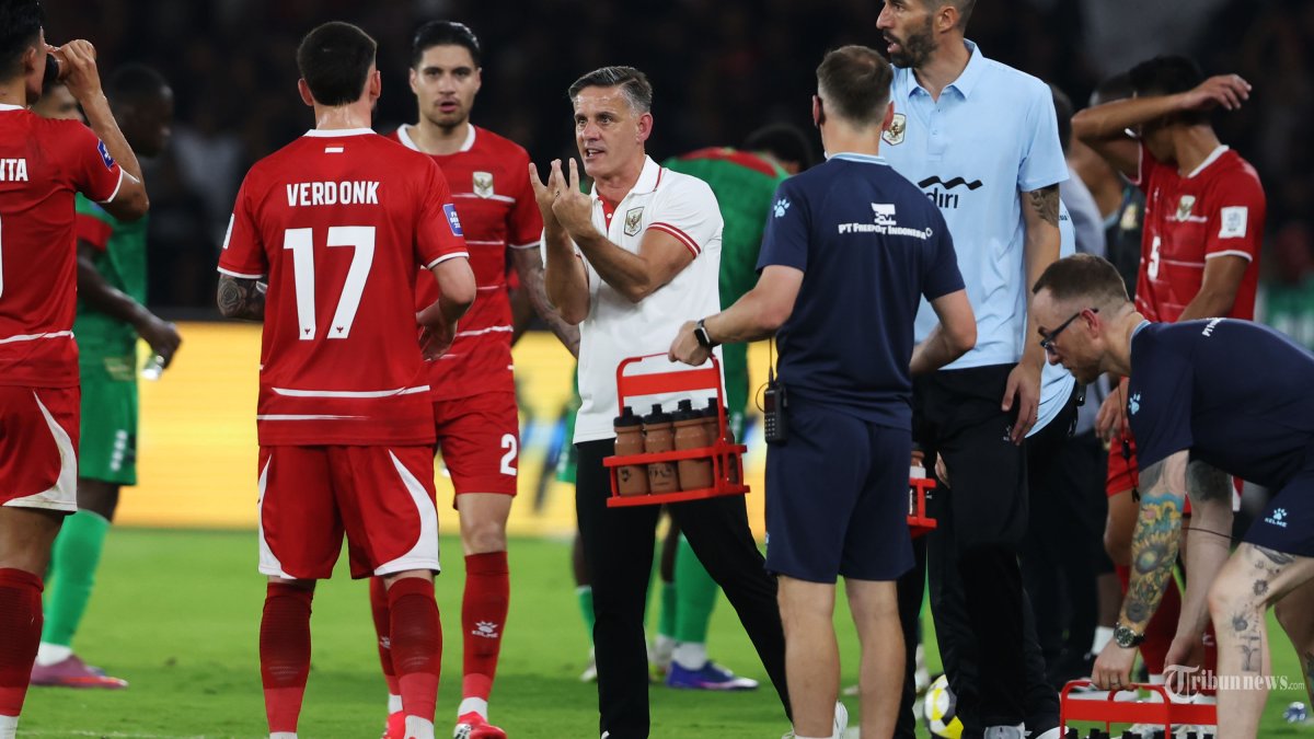 FIFA SERIES - Ekspresi Pelatih Timnas Indonesia John Herdman memberikan instruksi kepada pemainnya saat melawan Timnas ST Kitts and Nevis pada FIFA Series 2026 Jumat (27/3/2026) di Stadion Utama Gelora Bung Karno. Pertandingan ini menjadi debutnya menukangi Timnas Indonesia,difoto menggunakan Canon EOS R5 Mark II TRIBUNNEWS/HERUDIN