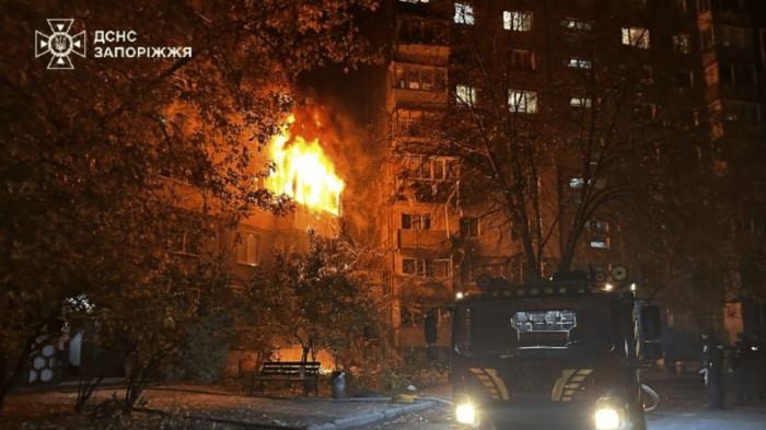 TERBAKAR - Sebuah gambar yang dipublikasikan oleh Presiden Ukraina Volodymyr Zelensky menunjukkan sebuah gedung apartemen terbakar setelah serangan Rusia semalam. Serangan besar-besaran Rusia ke Ukraina pada Rabu (22/10/2025) malam ini terjadi setelah Presiden AS, Donald Trump batalkan pertemuan dengan Presiden Rusia, Vladimir Putin.