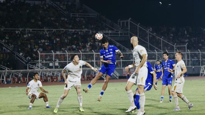 MENANDUK BOLA - Aksi geladang Persib Bandung, Berguinho menanduk bola dalam pertandingan melawan Bhayangkara FC pada pekan ke-30 Super League 2025/2026 di Stadion Sumpah Pemuda, Jumat (30/4/2026) malam WIB. Persib Bandung berhasil comeback dramatis 4-2.