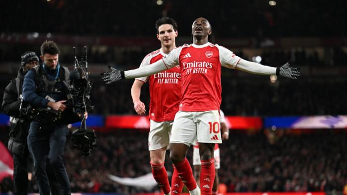 HATRICK - Gelandang Arsenal, Eberechi Eze mencetak hattrick dalam pertandingan Derby London antara Arsebal vs Tottenham Hotspur pada pekan ke-12 Liga Inggris, Minggu (23/11/2025) malam WIB. Eze menjadi pemain pertama yang mencetak hattrick di pertandingan Derby London.