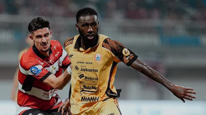 BERDUEL - Gelandang Persija Jakarta, Allano berduel dengan pemain Madura United pada pertandingan pekan ke-10 Super League di Stadion Gelora Ratu Pamelingan, pada Jumat (24/10/2025) malam WIB.