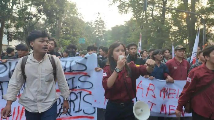 SUARAKAN KEMARAHAN -Mahasiswa dari berbagai universitas di Bandung Raya yang tergabung dalam Aliansi Rakyat Menggugat, menggelar aksi unjuk rasadi depan Gedung DPRD Jawa Barat, Jalan Diponegoro, Kota Bandung, Kamis (11/6/2026). Mereka menyuarakan kemarahan dan kekecewaan terhadap pemerintah di bawah pimpinan Presiden Prabowo Subianto.