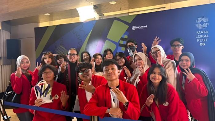 RESTORASI INDONESIA - Sebanyak 30 mahasiswa FIKOM Universitas Mercu Buana (UMB) Jakarta menghadiri Mata Lokal Fest 2026 di Thamrin Nine Ballroom, Jakarta, Rabu (7/10/2026). Mengusung tema “Restore Indonesia: Taking Care What Sustains Us”, acara ini menjadi ruang diskusi mengenai pembangunan berkelanjutan. Didampingi seorang dosen, para mahasiswa diajak memahami restorasi dari berbagai aspek, mulai dari lingkungan, ekonomi, hingga pembangunan manusia.