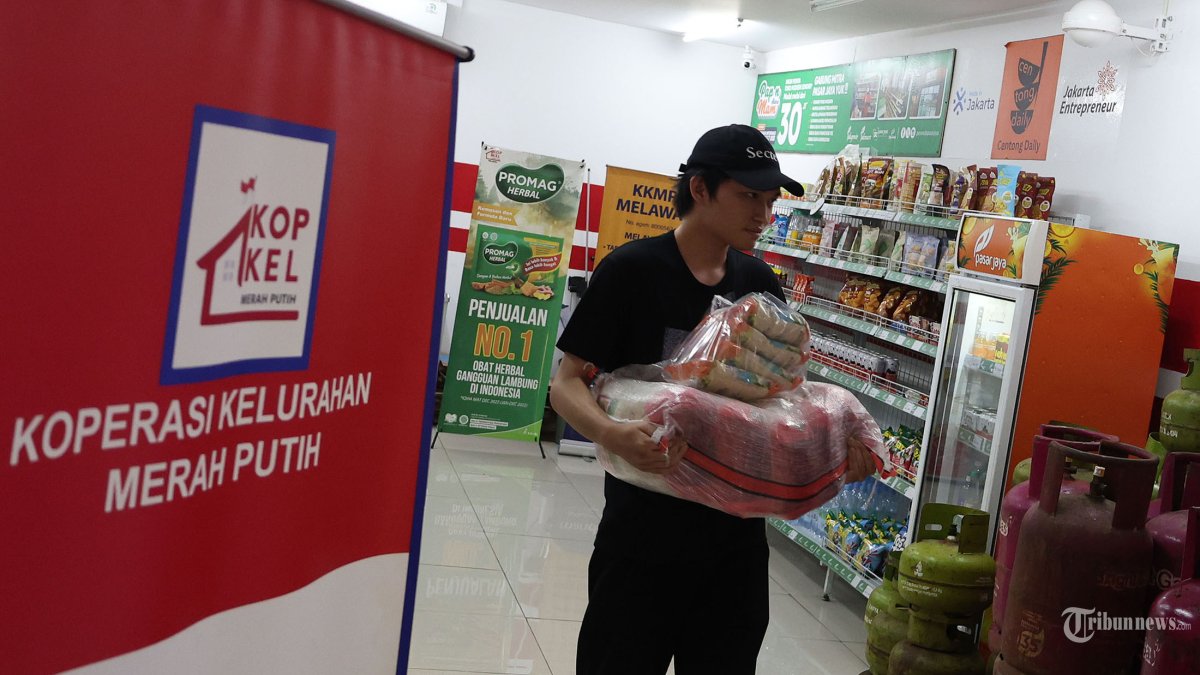 PERKUAT EKONOMI - Warga mengangkat beras yang dibeli di gerai Koperasi Desa/Kelurahan Merah Putih (KDKMP) yang telah beroperasi di kawasan Blok M, Jakarta, Kamis (2/4/2026). 