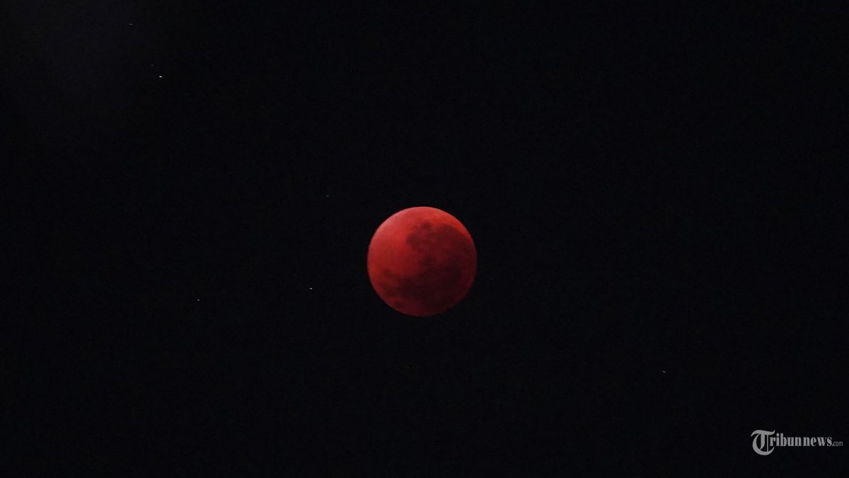 GERHANA BULAN TOTAL - Fase fenomena alam gerhana bulan total atau blood moon terlihat di langit Jakarta pada Senin dini hari (8/9/2025). Blood moon atau bisa diartikan gerhana bulan merah darah dapat terlihat di Sebagian wilayah Indonesia jika langit cerah mulai Minggu, 7 September 2025 pukul 22.26 WIB, 23.26 Wita, atau 00.26 WIT hingga puncak gerhana akan terjadi pada Senin 8 September 2025 pukul 01.11 WIB, 02.11 Wita, atau 03.11 WIT. Fenomena gerhana ini terjadi saat posisi Matahari, Bumi, dan Bulan berada dalam satu garis lurus atau sejajar. TRIBUNNEWS/HERUDIN