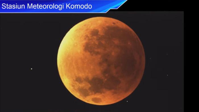GERHANA BULAN TOTAL – Gerhana bulan total terlihat jelas dari langit Komodo, Manggarai Barat, Nusa Tenggara Timur (NTT), pada Senin (8/9/2025) pukul 01.59 WITA. Bulan tampak merah gelap akibat bayangan bumi, dikenal sebagai blood moon.