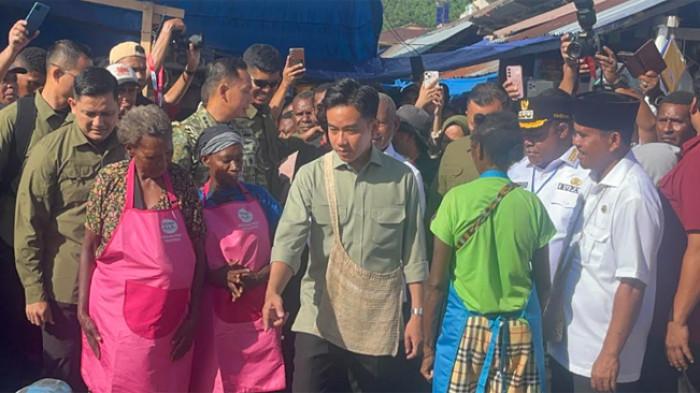 Gibran Borong Dagangan di Pasar Wosi