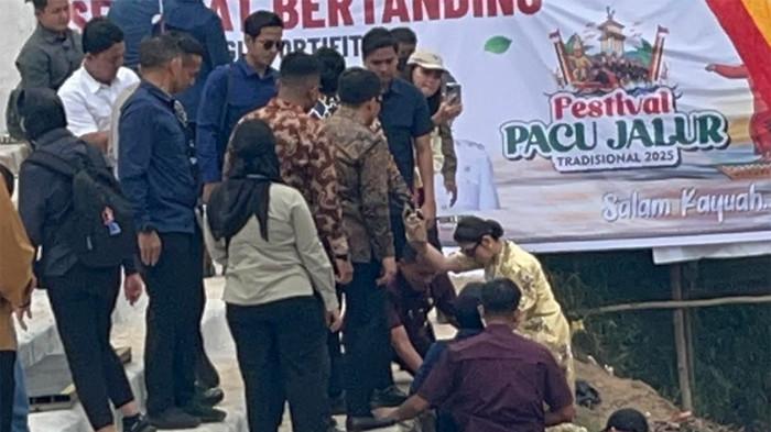FESTIVAL PACU JALUR - Momen hangat Wapres Gibran membantu istrinya, Selvi Ananda menaiki dinding tembok Sungai Kuantan di Festival Pacu Jalur 2025 di Tepian Narosa, Teluk Kuantan, Riau, Rabu (20/8/2025).