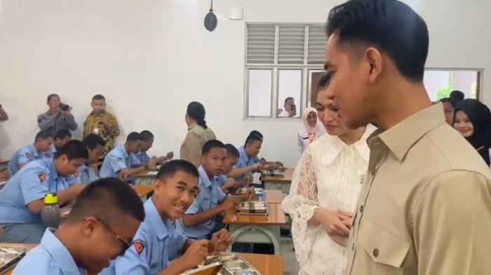 Wapres Gibran Sidak Program Makan Bergizi Gratis di Batam, Bujuk Siswa yang Tak Suka Buah