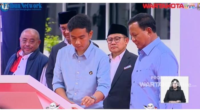 ONE PIECE - Calon Wakil Presiden RI Gibran Rakabuming Raka mengenakan pin One Piece saat debat cawapres pada Pilpres 2024.