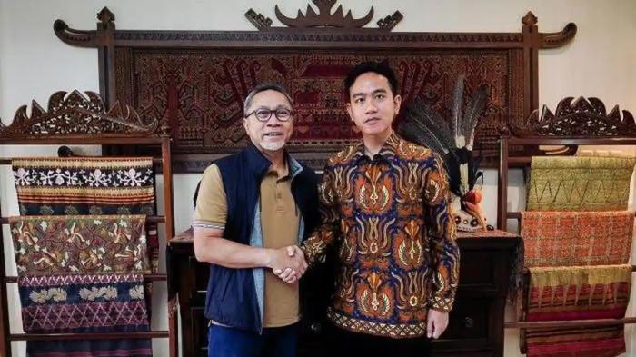 PILPRES 2029 – Gibran Rakabuming selaku Wali Kota Solo (kanan) menemui dan bersalaman dengan Ketua Umum PAN Zulkifli Hasan atau Zulhas (kiri) di rumah dinas menteri, Jalan Widya Chandara, Jakarta Selatan, jelang Pilpres 2024, Sabtu (21/10/2023). Terkini, DPP PAN membuka peluang mengusung Zulhas sebagai calon wakil presiden pendamping Prabowo Subianto pada Pilpres 2029.