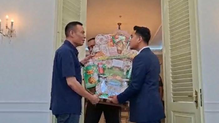 GIBRAN DAN RISMON SIANIPAR - Wakil Presiden Gibran Rakabuming bertemu Rismon Sianipar yang merupakan tersangka tuduhan ijazah palsu Presiden Ketujuh Joko Widodo (Jokowi) di Istana Wakil Presiden, Jakarta, Jumat (13/3/2026).