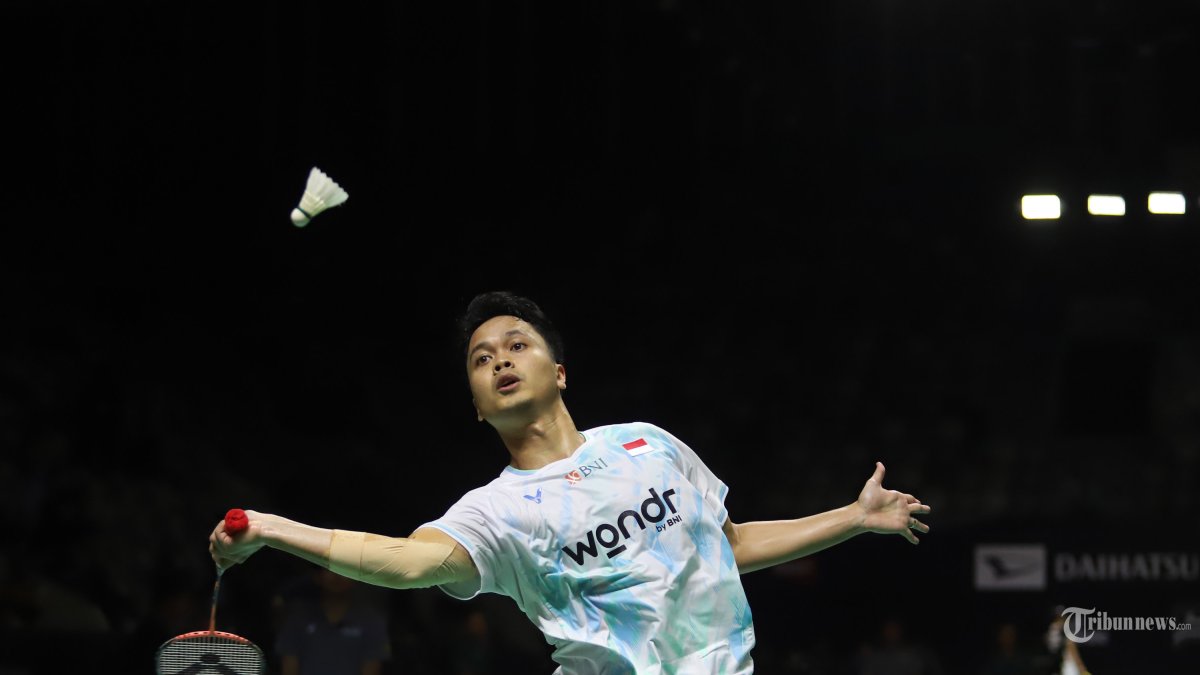INDONESIA MASTERS 2026 - Pebulu tangkis Indonesia Anthony Sinisuka Ginting mengembalikan kok ke arah pebulu tangkis Belgia Julien Carraggi pada babak 32 besar Daihatsu Indonesia Masters 2026 di Istora Senayan, Jakarta, Rabu (21/1/2026). Ginting melaju ke babak 16 besar usai menang dalam rubber gim 12-21, 21-15 dan 21-10.   TRIBUNNEWS/HERUDIN