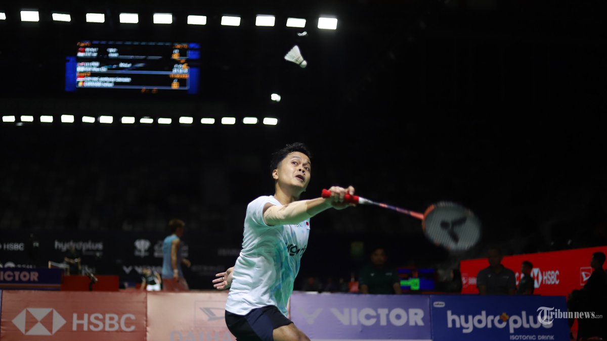 INDONESIA MASTERS 2026 - Pebulu tangkis Indonesia Anthony Sinisuka Ginting mengembalikan kok ke arah pebulu tangkis Belgia Julien Carraggi pada babak 32 besar Daihatsu Indonesia Masters 2026 di Istora Senayan, Jakarta, Rabu (21/1/2026). Ginting melaju ke babak 16 besar usai menang dalam rubber gim 12-21, 21-15 dan 21-10.   TRIBUNNEWS/HERUDIN