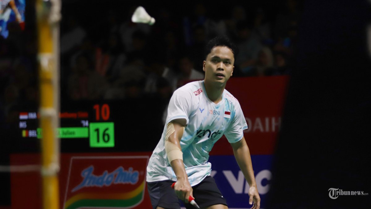 INDONESIA MASTERS 2026 - Pebulu tangkis Indonesia Anthony Sinisuka Ginting mengembalikan kok ke arah pebulu tangkis Belgia Julien Carraggi pada babak 32 besar Daihatsu Indonesia Masters 2026 di Istora Senayan, Jakarta, Rabu (21/1/2026). Ginting melaju ke babak 16 besar usai menang dalam rubber gim 12-21, 21-15 dan 21-10.   TRIBUNNEWS/HERUDIN