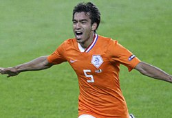 Van Bronckhorst Ingin Boyong Keluarga Besar ke Maluku