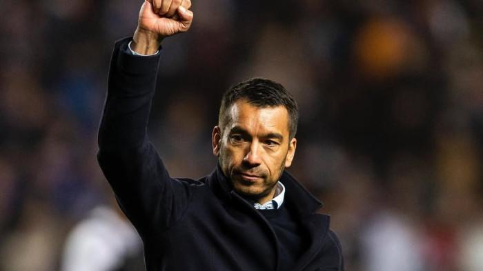CALON PELATIH TIMNAS - Aksi Giovanni van Bronckhorst, asisten pelatih Arne Slot di Liverpool yang kini dikabarkan menjadi kandidat kuat pelatih baru Timnas Indonesia.