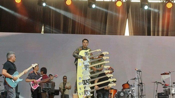 Gitaris Balawan Tampil Spektakuler di Java Jazz Festival 2025, Bawa Gitar '9 Neck' ke Panggung