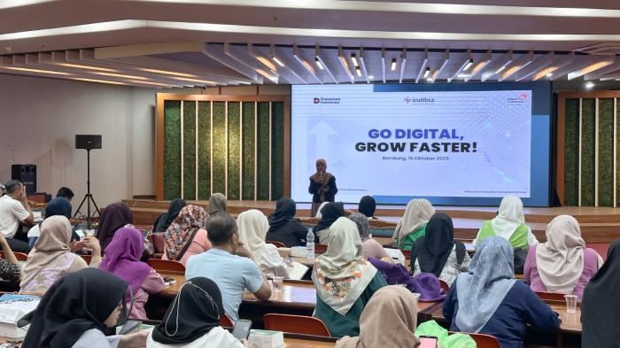 Owner Terli Beauty Novia Fitriyani saat memberikan pemaparan pada acara workshop bertajuk “GO DIGITAL, GROW FASTER” di Bandung, pada Kamis (16/10/2025).