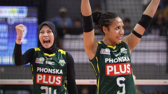 SELEBRASI - Pemain Gresik Phonska Plus Pupuk Indonesia, Arneta Putri (kiri) dan Mediol Stiovanny Yoku (kanan) merayakan poin yang didapat dalam pertandingan Proliga 2026 melawan Medan Falcons, Sabtu (10/1/2026) di GOR Ahmad Yani, Pontianak.