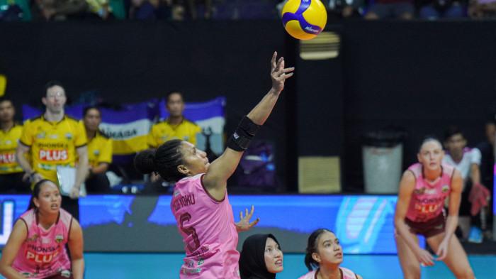 PROLIGA 2026 - Pevoli putri GresiK Phonska, Mediol Stiovanny Yoku (tengah) melakukan jump shoot saat menghadapi tim voli Jakarta Popsivo Polwan dalam pertandingan final four seri kedua Proliga 2026 di Gor Sritex Arena, Solo, Sabtu (11/4/2026). TRIBUNNEWS/Muhammad Nursina