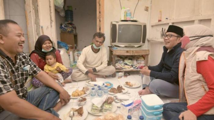 Gubernur Jawa Barat Ridwan Kamil bersama istrinya Atalia Praratya berkunjung ke rumah Dede, swlah seorang pemulung asal Kiaracondong, Kota Bandung, Kamis (31/12/2020).(Instagram Ridwan Kamil)