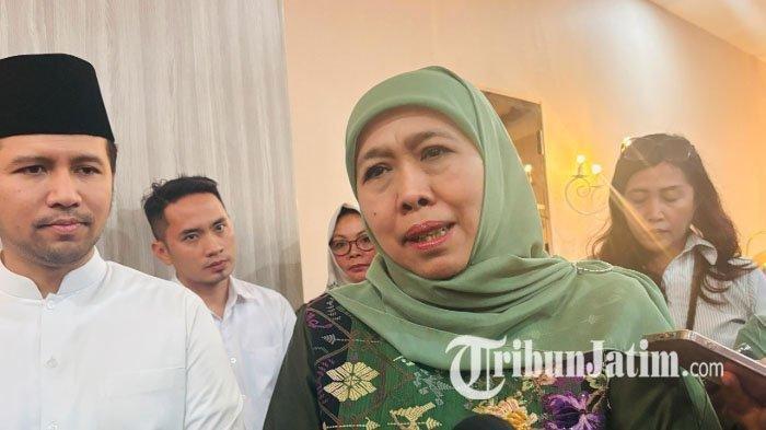 PENAHANAN IJAZAH KARYAWAN - Gubernur Jatim, Khofifah Indar Parawansa (kanan) dan Wakil Gubernur Jatim, Emil Dardak (kiri), saat diwawancarai di Jatim Expo Surabaya, Kamis (10/4/2025). Khofifah berjanji akan membantu menerbitkan ulang ijazah karyawan yang ditahan dengan beberapa syarat yang harus dipenuhi.