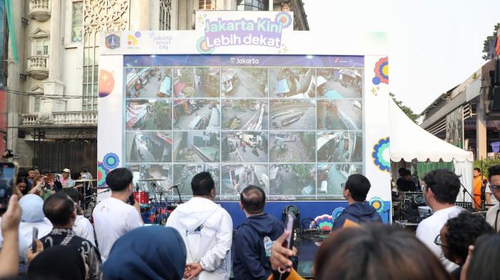 Gubernur Pramono dan Wagub Rano meninjau sistem pemantauan CCTV yang terintegrasi dengan JAKI