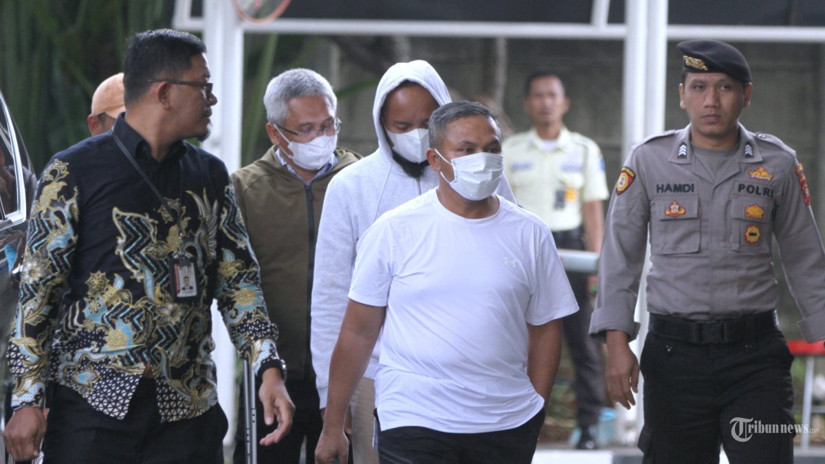 OTT KPK - Gubernur Riau Abdul Wahid bersama dua orang lainnya yang terjaring operasi tangkap tangan (OTT) tiba di Gedung Merah Putih KPK, Jakarta, Selasa (4/11/2025). Abdul Wahid bersama 8 orang lainnya ditangkap KPK beserta barang bukti dalam OTT (Operasi Tangkap Tangan) pada (3/11/2025) di Riau. TRIBUNNEWS/IRWAN RISMAWAN