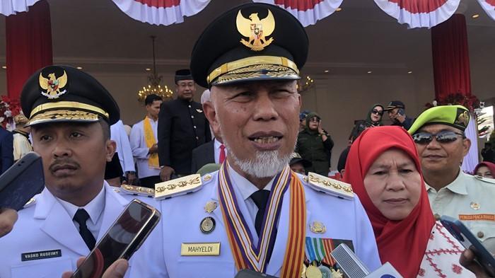 PEROBEKAN BENDERA - Gubernur Sumbar Mahyeldi memberikan keterangan terkait viralnya video perobekan bendera Merah Putih di MAN 1 Padang, Minggu (17/8/2025). Mahyeldi menegaskan bahwa perobekan bendera Merah Putih tidak boleh terjadi dalam situasi apa pun.