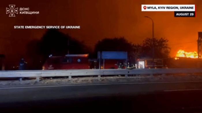 LEDAKAN DAHSYAT - Tangkap layar video di distrik Bucha, wilayah Kiev, Ukraina. Kebakaran besar terjadi setelah ledakan dahsyat mengguncang sebuah gudang amunisi menjadi sasaran serangan drone Rusia pada 29 Agustus 2026.