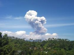 Gunung Lokon Meletuskan Abu Vulkanik Lagi Siang Ini